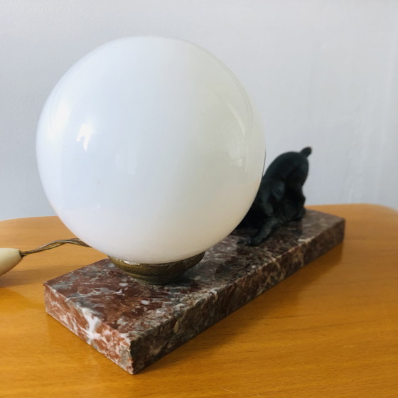 Image 1 of Lampe art déco globe en opaline et chien de chasse 