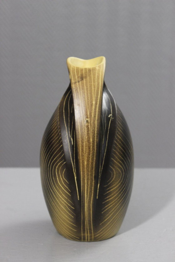 Image 1 of Saint Clément, Francia - Jarra de cerámica, circa 1950, forma irregular, estriada en amarillo y negro.