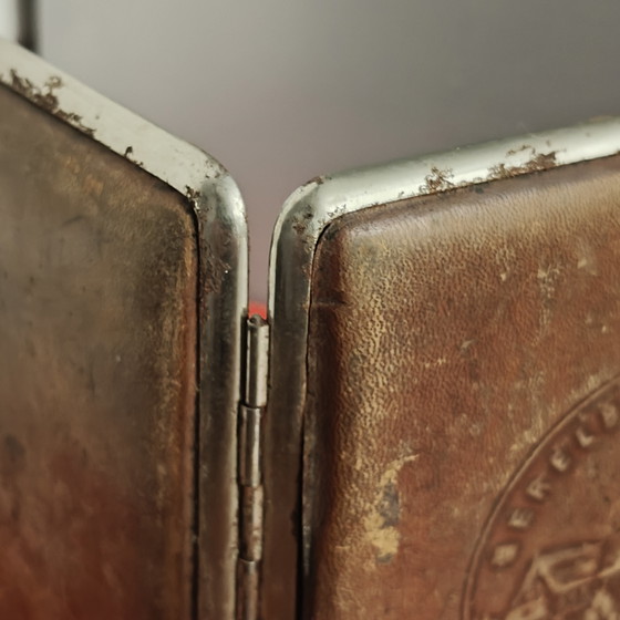 Vintage Merelbeke Souvenir Cigarette Case – Faux Leather & Metal – Belgian Mid-Century – Gifts (photo 3 of 10)