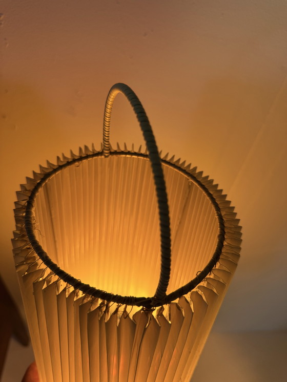 Image 1 of Vintage teakhouten tripod vloerlamp met plussékap ‘60