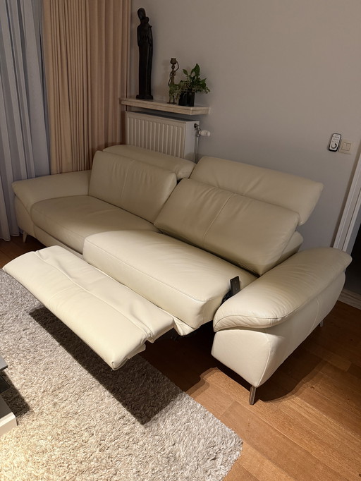 Dreisitzer-Ledersofa mit elektrischer Relaxfunktion, 2,46 m (neu 5350 €)