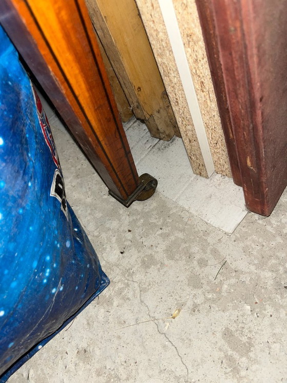 Image 1 of Maple & Co Prachtig Edwardiaans bureau van satijnhout met kruisbanden van walnoothout