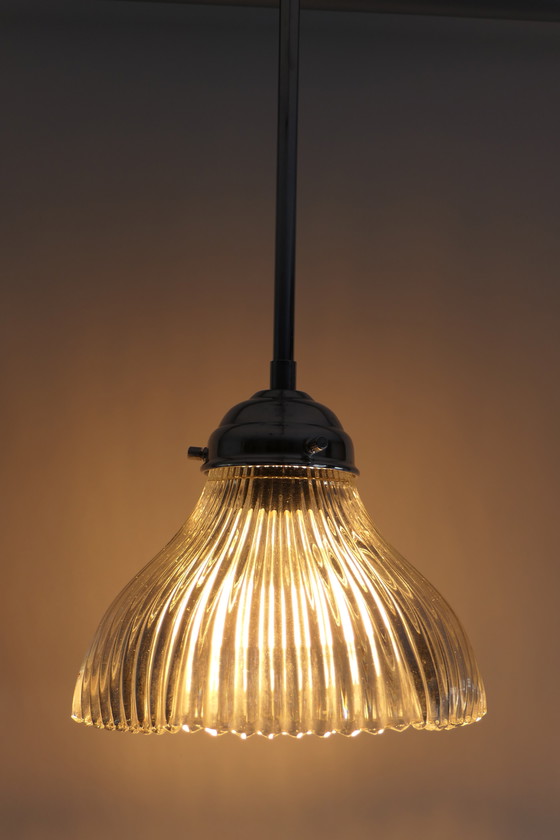 Image 1 of Zwei Holophane Gerippte Transparente Plexiglas Pendelleuchten. Sie bieten auf eine.