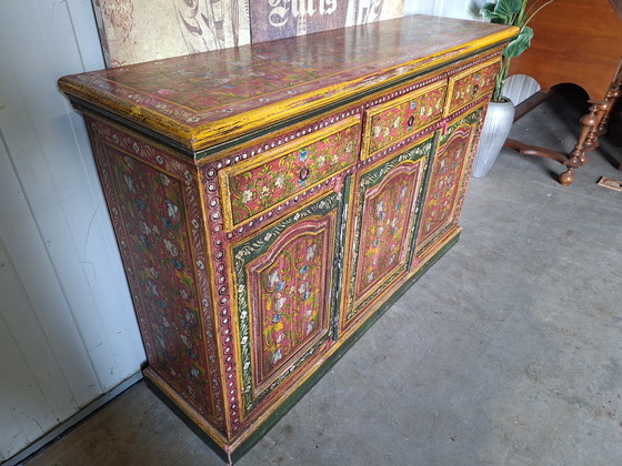 Image 1 of Handgeschilderde oosters dressoir commode, slaapkamer meubel afm: 139x39cm en 90cm hoog.