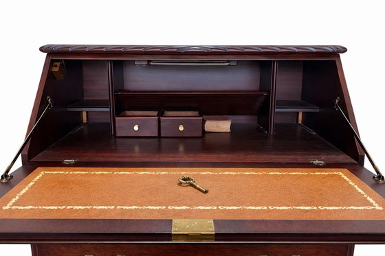 Image 1 of Scrivania in mogano di metà secolo con chiave