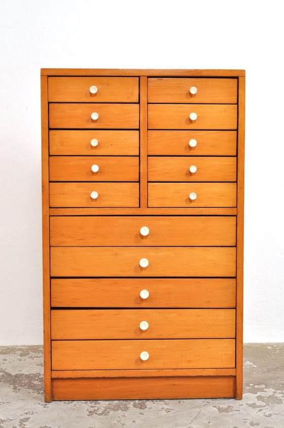 Image 1 of Armario escolar antiguo de madera de haya de la década de 1950.