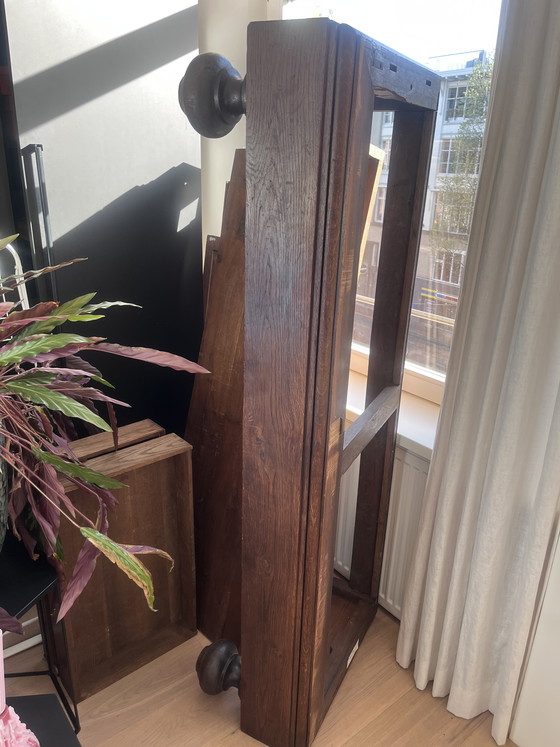 Image 1 of Armario antiguo de madera con detalles únicos