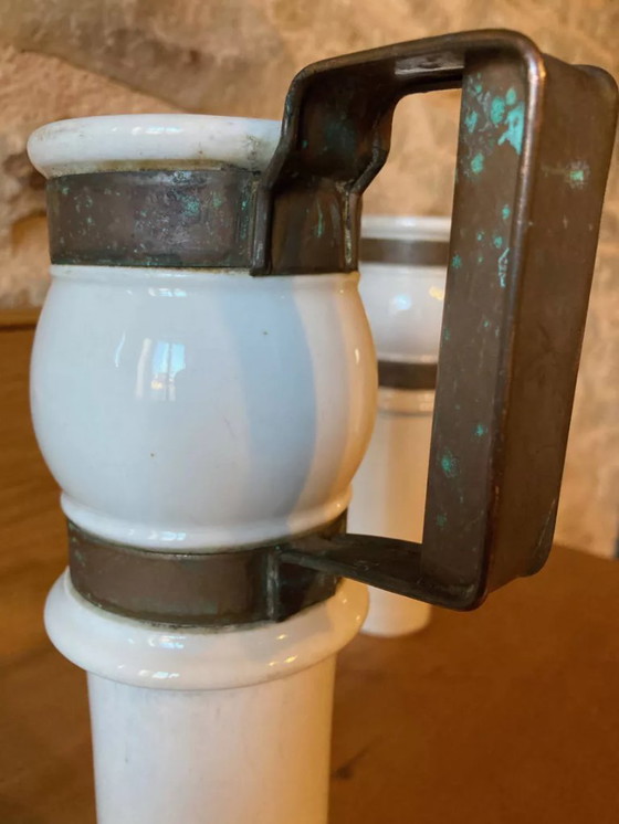 Image 1 of Chocoladepotten in bistrostijl van vuurvast porselein met koperen handvatten, eind 19e eeuw.