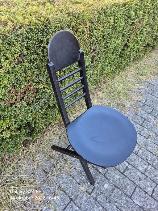 Silla de diseño estilo Memphis