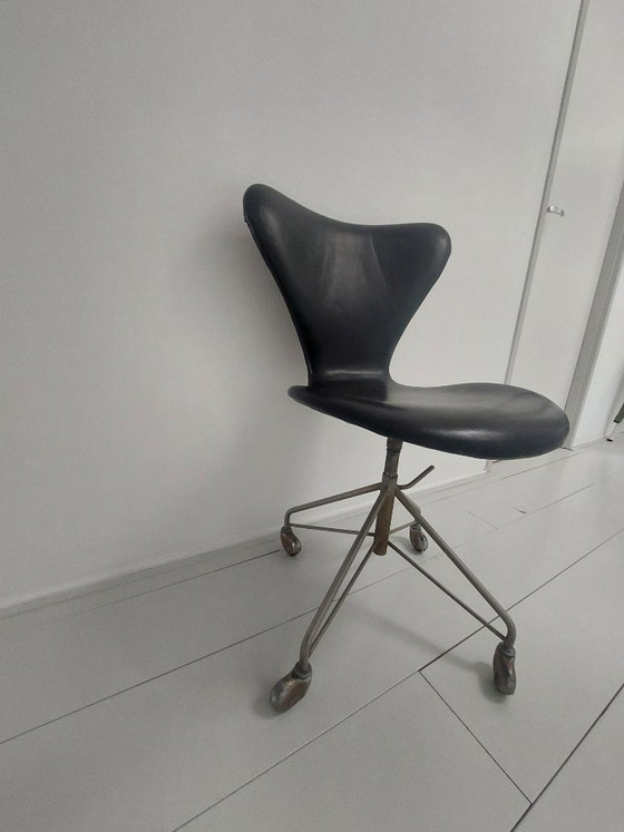 Sedia da ufficio Arne Jacobsen Series 7, nera, Fritz Hansen, Sedie da ufficio, Pelle, Metallo, Nero (foto 3 di 7)