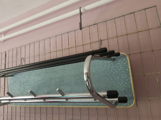 Prachtige 50's retro buisframe wandkapstok dubbele rij met hoedenrek, Bauhaus stijl blauw met chroom (photo 10 of 15)