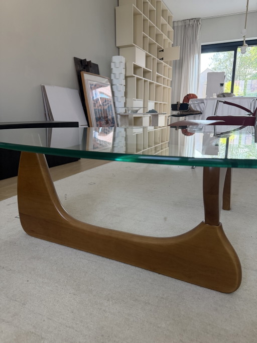 Glazen salontafel met houten voet