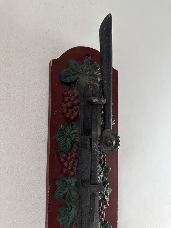 Image 1 of Ouvre-bouteille mural ancien en fonte à motif de raisin – style auberge (vers 1900)