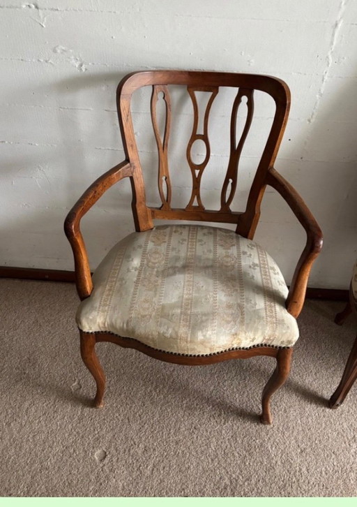 Sillón antiguo, silla auxiliar, barandilla de puente