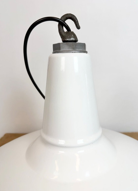 Image 1 of Industriële hanglamp van wit emaille van Benjamin USA, jaren 60.