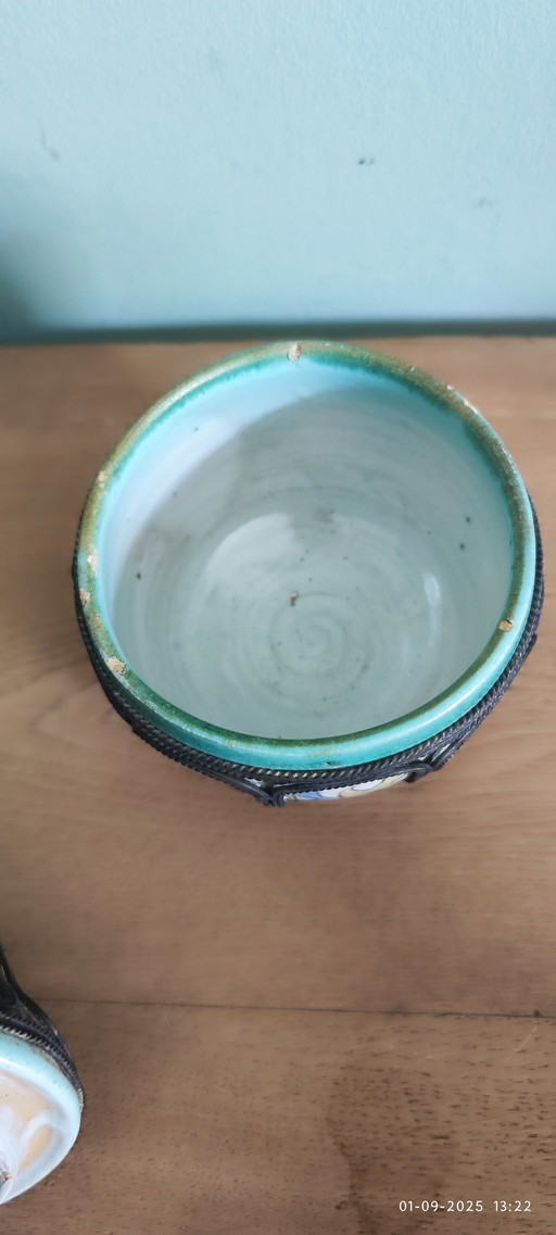 Antica ciotola in ceramica smaltata, realizzata a mano.