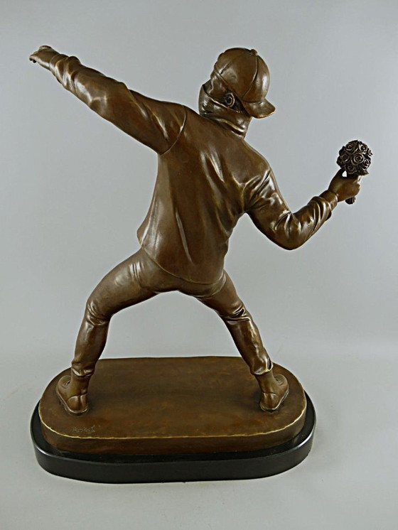 Image 1 of Statua in bronzo di Banksy lanciatore di fiori, modello grande