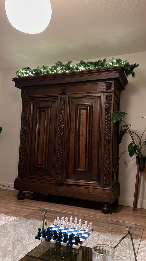 Armario antiguo de madera con detalles únicos