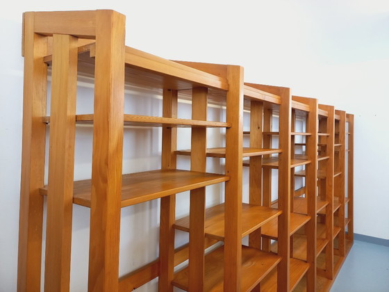 Image 1 of Grote modulaire boekenkast in 6 secties met 30 vintage grenenhouten planken uit de jaren 70 en 80.