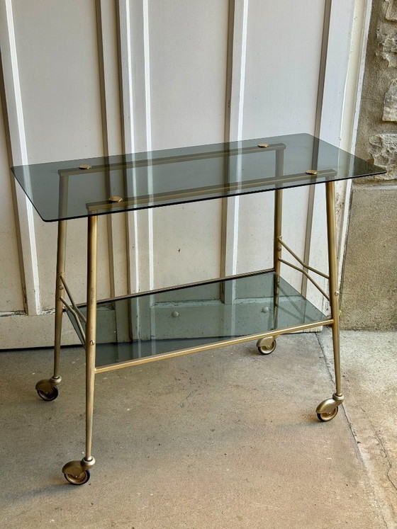 Image 1 of Carrello di servizio a due livelli in vetro fumé e metallo dorato