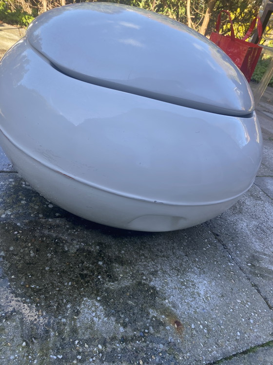 Image 1 of sedia a forma di uovo