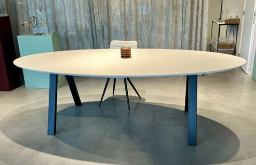 Mesa de comedor ovalada de cerámica maciza con tablero blanco y patas negras