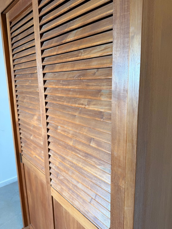 Teak Kleiderschrank mit Lamellen-Schiebetüren – Schränke (photo 3 of 6)