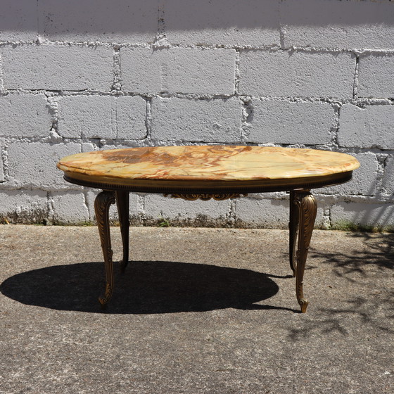 Image 1 of Table basse ovale française en marbre d'onyx et laiton - Table de salon - Table de cocktail - Style Louis XV- 70s