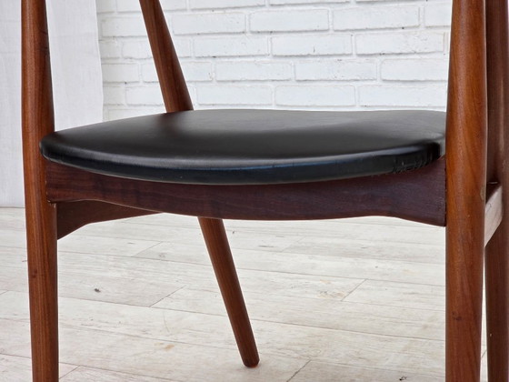 Image 1 of Fauteuil danois des années 1960. Bois de teck, similicuir noir.