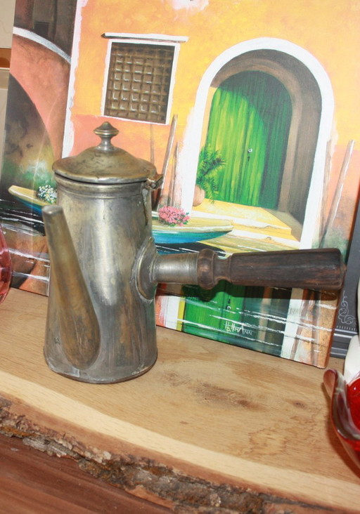 Antieke metalen kan/koffiepot met houten handvat – vintage decor