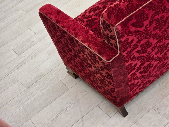 Image 1 of Deense driezitsbank uit de jaren 50, bekleed met velours en eikenhout.