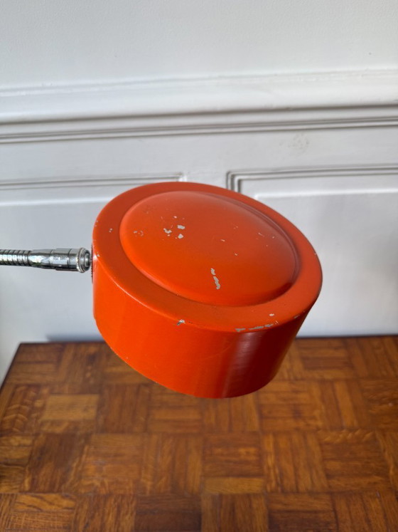 Image 1 of Oranje werkplaatslamp - bankschroefbevestiging uit de jaren 70