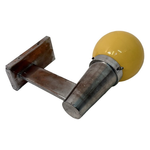 Napako (Repubblica Ceca) - Art Déco (Stile) - Lampada da parete con vetro opalino giallo e montatura in rame cromato