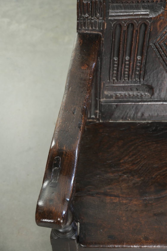 Image 1 of Chaise anglaise ancienne en chêne / Chaise à lambris du XVIIe siècle, ornée de magnifiques sculptures et détails en bois.
