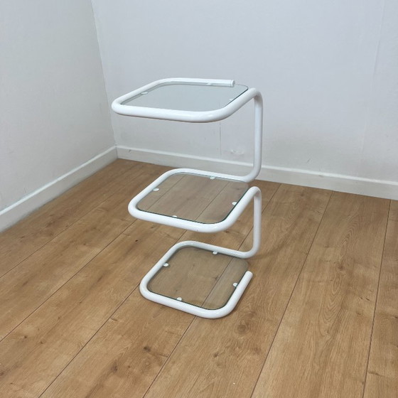 Image 1 of Vintage bijzettafel van wit buisvormig metaal en glas, modernistisch ontwerp uit de jaren 80.