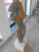 Escultura única de gran tamaño, de 110 cm de altura.