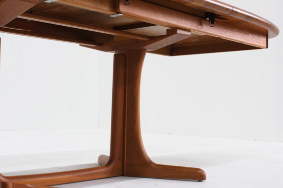 Image 1 of Table de salle à manger ovale extensible vintage danoise en teck massif