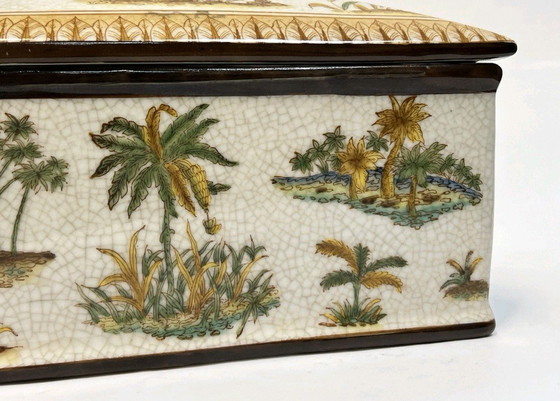 Image 1 of Boîte à bijoux rectangulaire unique en porcelaine, ornée d'un hippopotame en bronze.