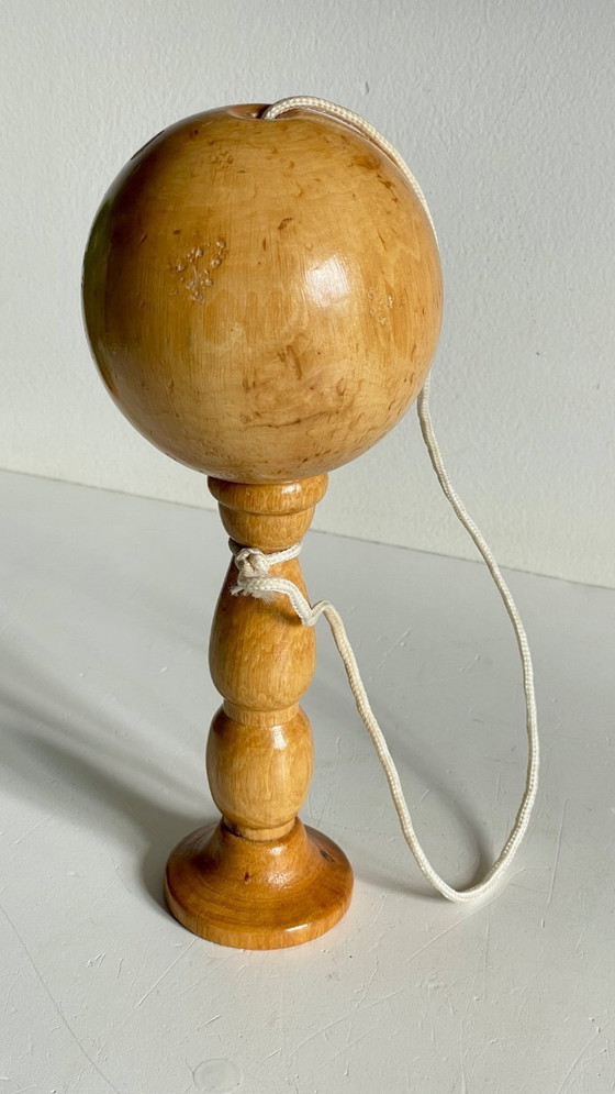 Image 1 of Gioco vintage con tazza e palla in legno massello