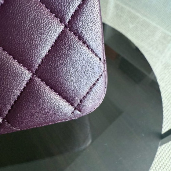 Image 1 of Borsa Chanel Classic Flap Medium - 25 cm in pelle di agnello trapuntata viola con finiture nere, serie 15