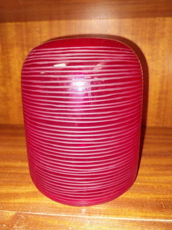 Image 1 of 1 x jarrón rojo de Murano de 18cm de altura con anillos grabados.
