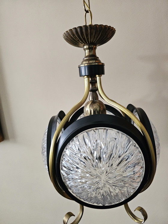 Image 1 of Lampada a sospensione vintage in ottone e nero con 4 paralumi in vetro