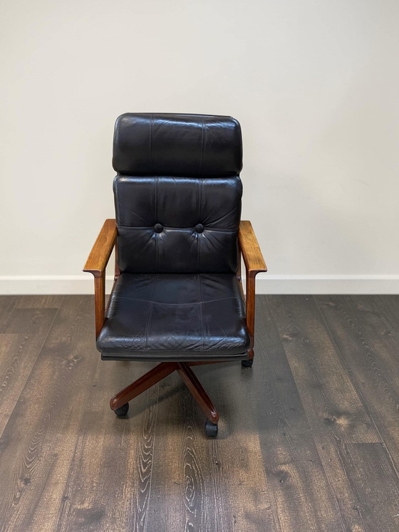 Vintage Mid Century Draaistoel uit Noorwegen – Leer & Teak | Jaren 60/70 | Scandinavisch Modern (photo 6 of 14)