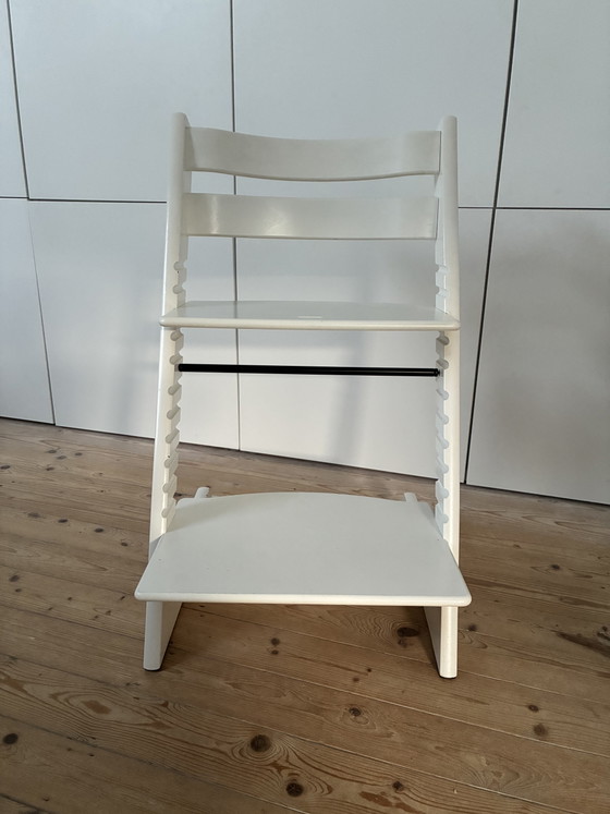 Image 1 of Stokke Tripp Trapp design houten kinderstoel meegroeistoel originele kleur wit 1e eigenaar met glijders