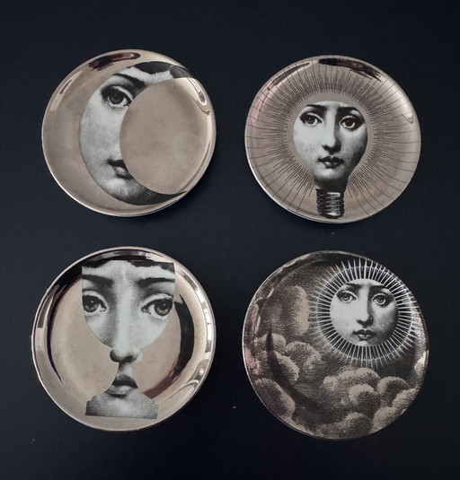 Fornasetti Sottobicchieri in porcellana “Tema e Variazioni” – Set da 4 (8,5 cm) – Con scatola – N. 39 / 51 / 83 / 101