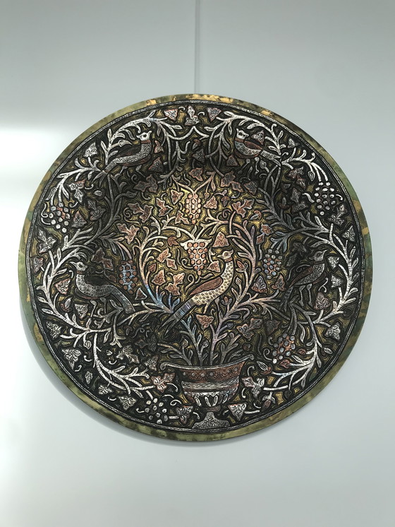 Image 1 of Gehämmerter Kupferteller mit Phönixvogelfigur