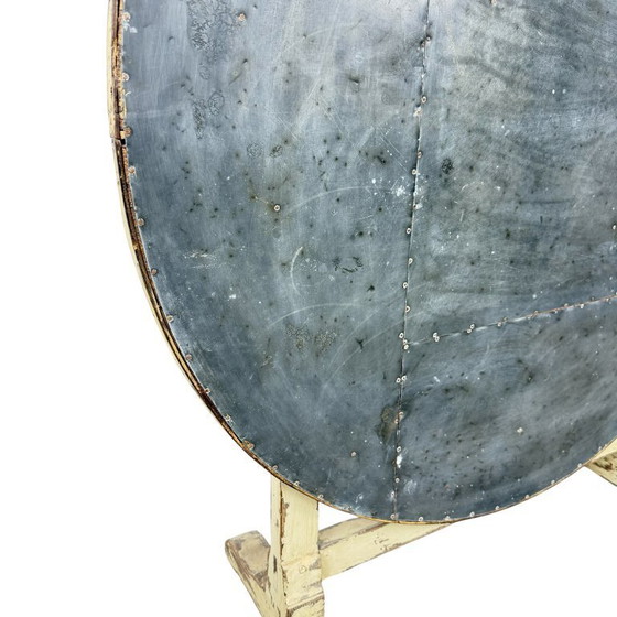 Image 1 of Antieke Franse inklapbare wijntafel met metalen blad – rustieke bistrot bijzettafel