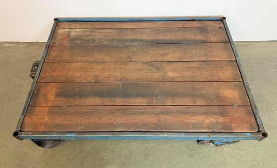 Image 1 of Carrito de mesa de centro industrial azul grande, década de 1960.