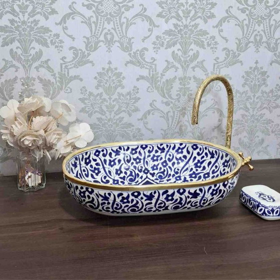 Image 1 of Lavabo marroquí ovalado con borde de latón y diseño floral azul de 45 x 35 cm