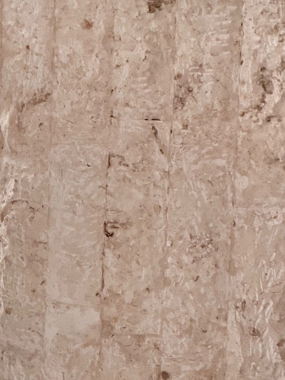 Tavolo da pranzo rotondo in pietra mactan con piano in vetro e base brutalista, Tavoli da pranzo, Crema (foto 5 di 6)